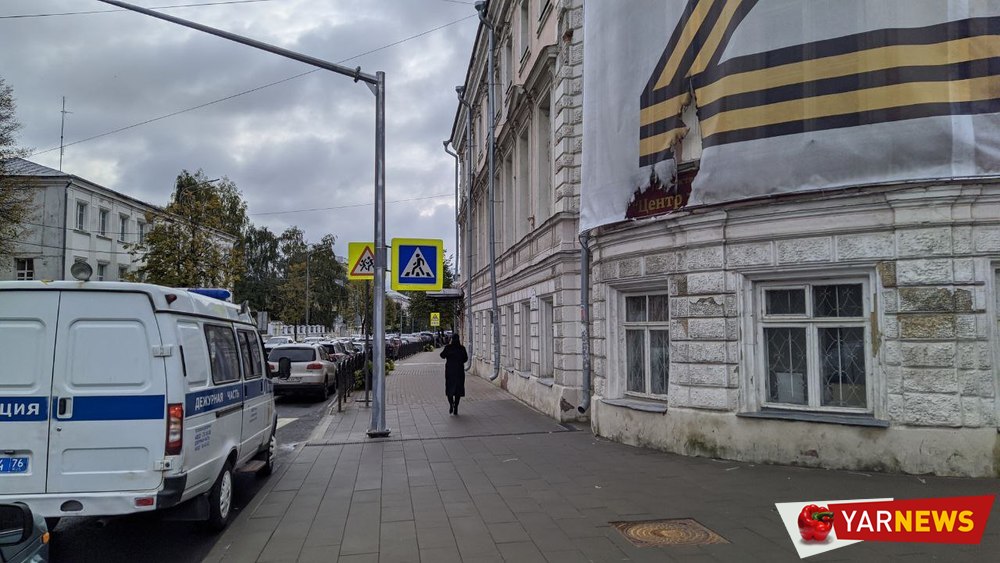 На доме офицеров в Ярославле загорелся плакат с буквой Z