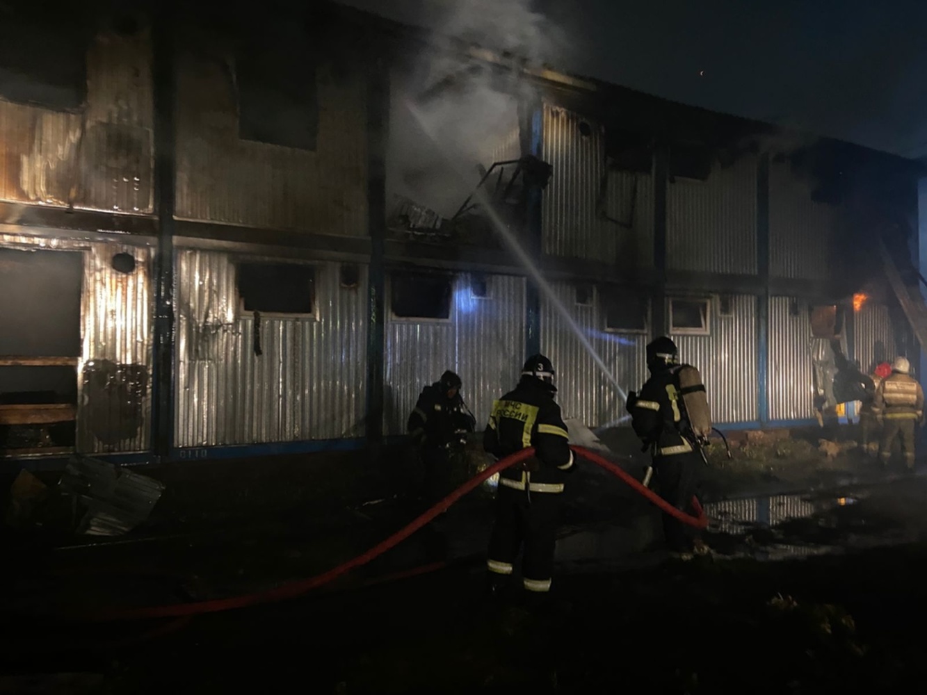 При пожаре на судостроительном заводе в Ярославле погиб рабочий, шестеро пострадали
