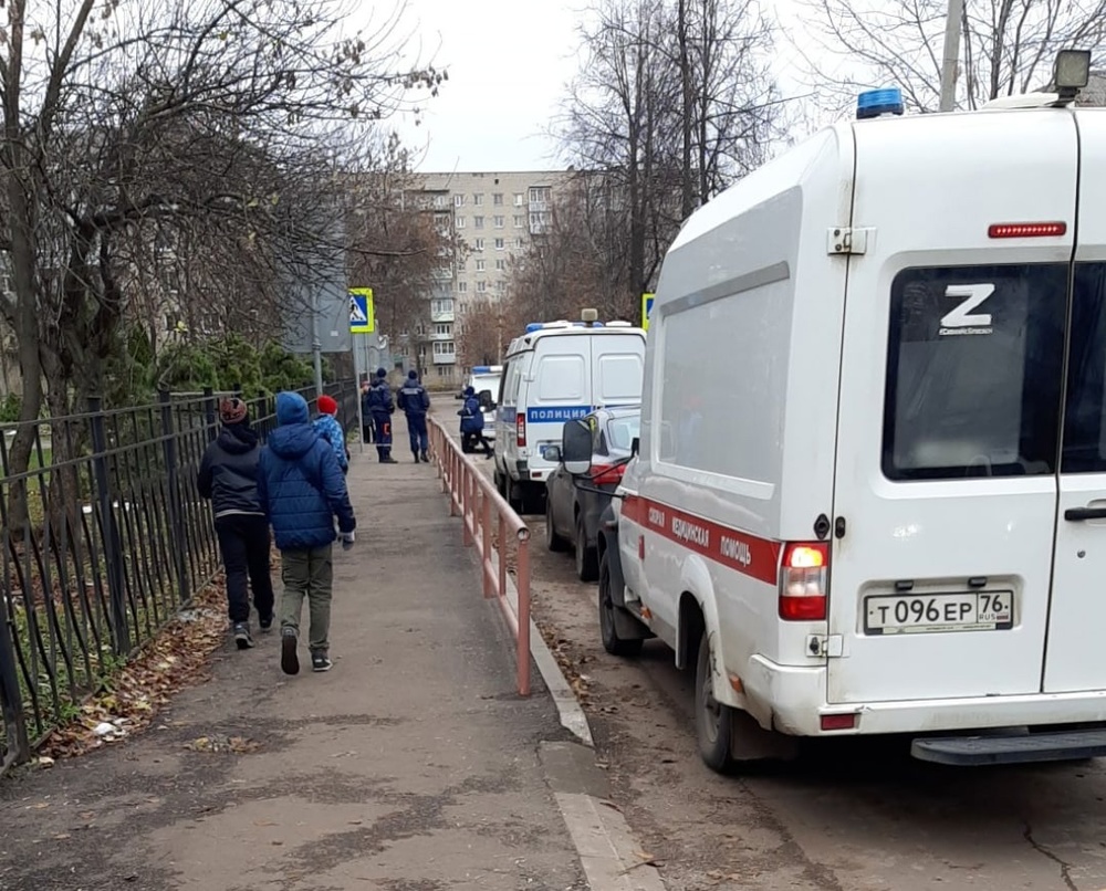 На школу в Рыбинске напал мужчина с ножом