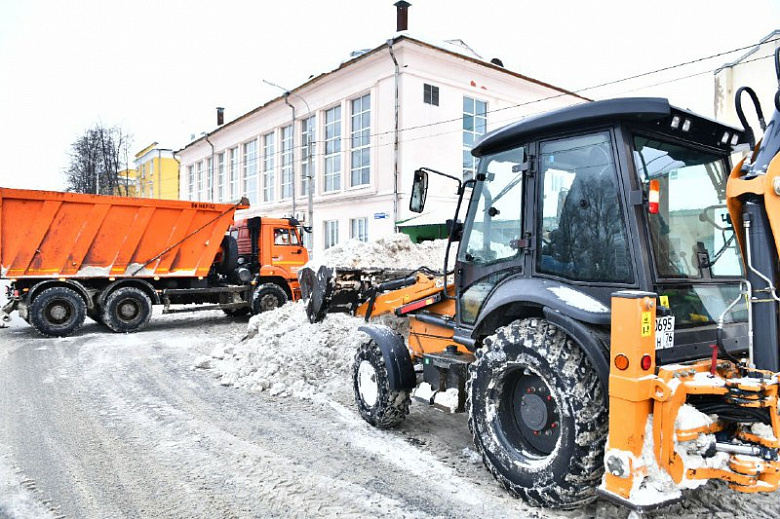 На зимнюю уборку Ярославля привезут сельских трактористов