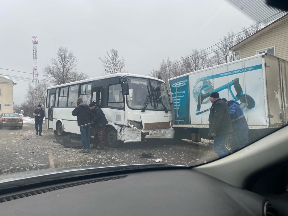 Не почистил наледь и врезался в маршрутку: опубликовано видео тройного ДТП в Переславле