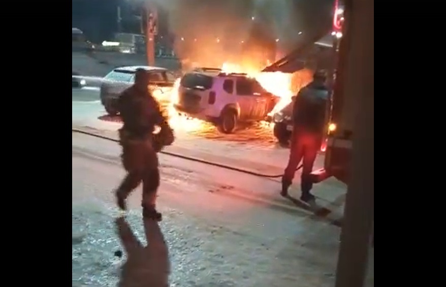 В Ярославле поджигатель машины загорелся сам – видео