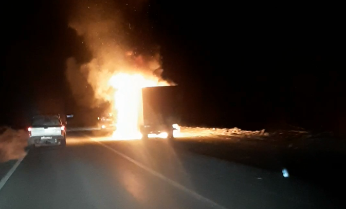Под Переславлем на федеральной трассе сгорел грузовик