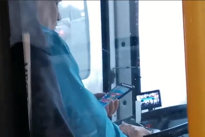 В Ярославле ГИБДД нашла водителя автобуса, игравшего во время рейса