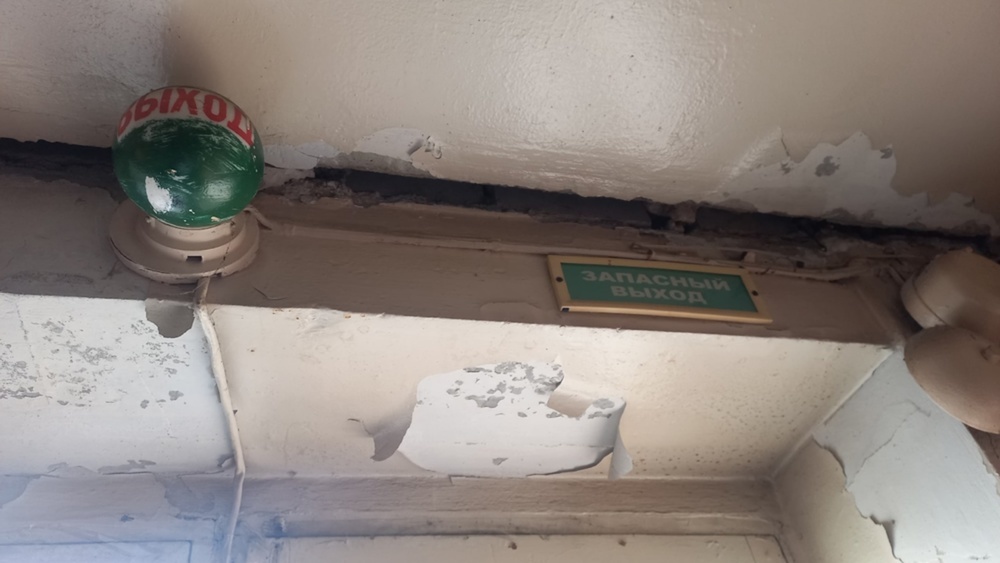 Абсурдно-чрезвычайная ситуация: в Ярославле в доме с трещинами в стенах ставят новый лифт