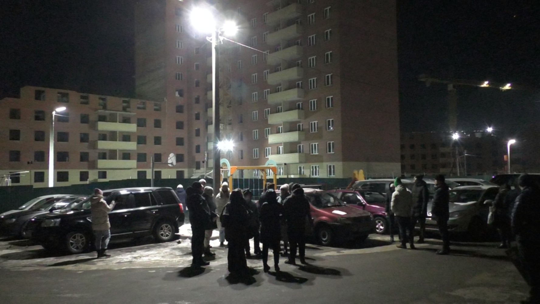 Километр по темной обочине: жители нового дома в Ярославле требуют поставить им остановку