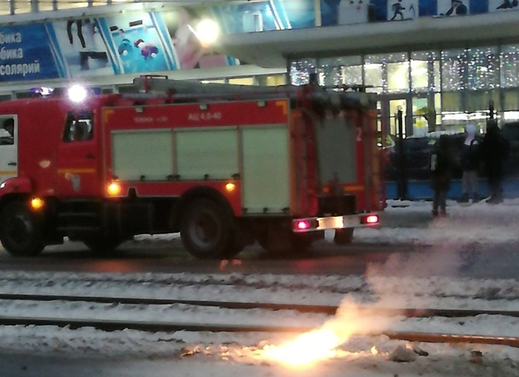 В Ярославле загорелся силовой кабель под трамвайными путями