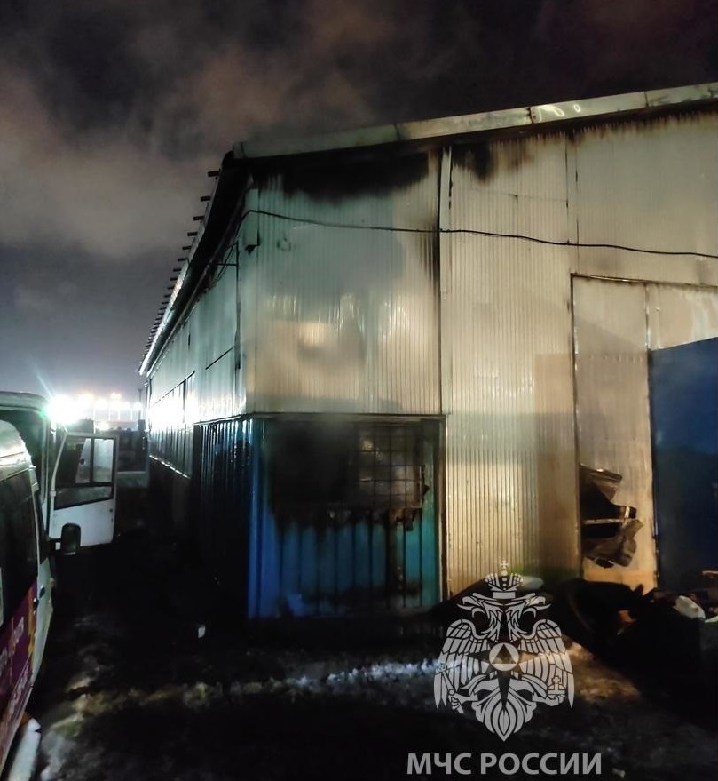 В Ярославле сотрудник АТП получил серьёзные ожоги при пожаре в гараже