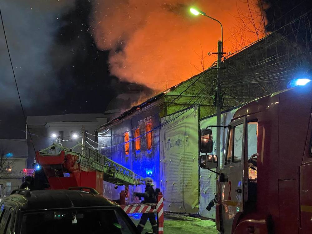 В центре Ярославля горит здание напротив бара «Афоня»