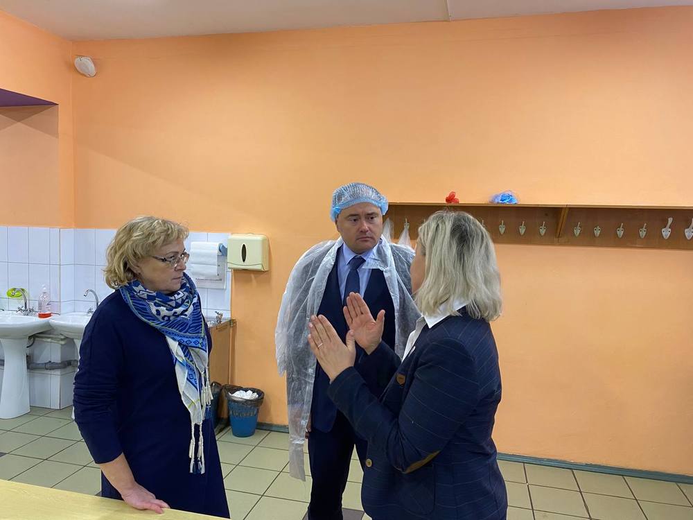 Власти Ярославля опровергают привлечение учителей к работе на кухнях школ