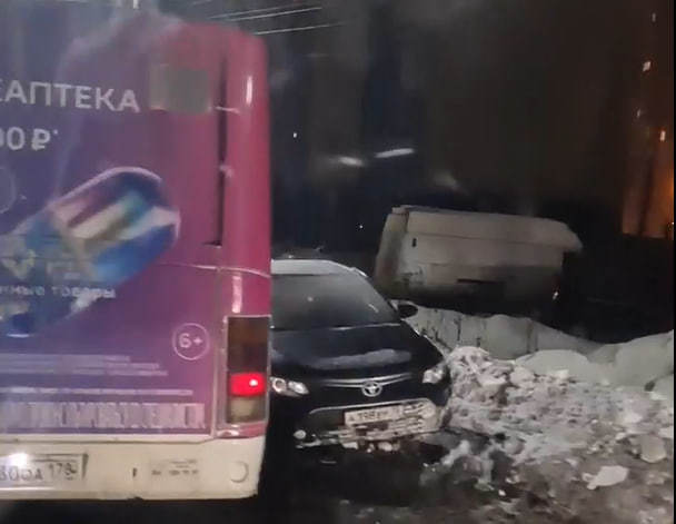 В Ярославле автобус питерского перевозчика столкнулся с легковушкой