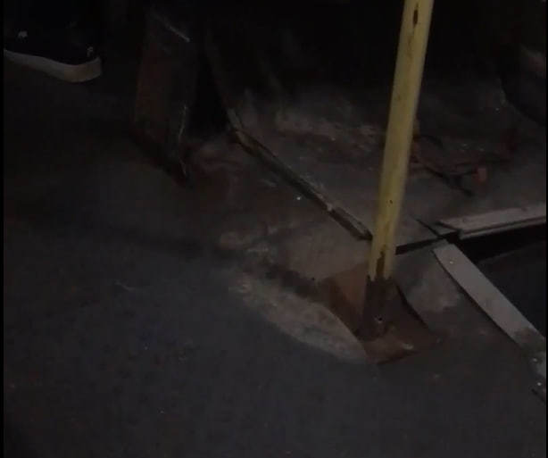 «Скотовозы»: в ярославских автобусах появились дыры в полу