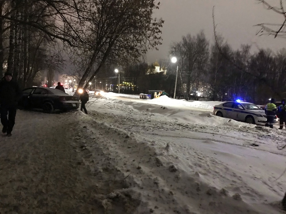 В Ярославле водитель умер за рулем: машину вынесло на тротуар