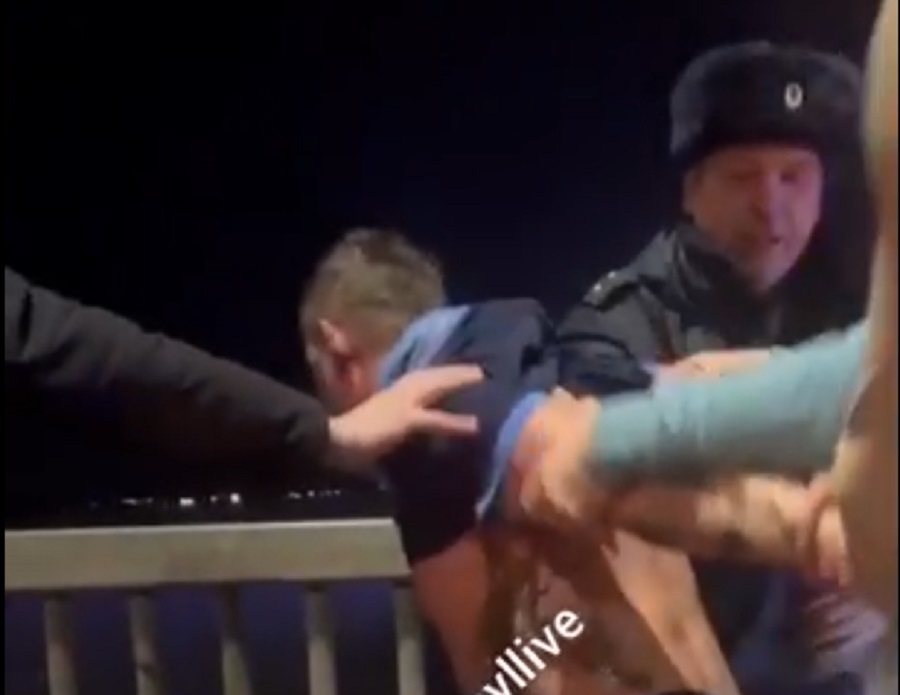 «Повис на руках»: ярославцы спасли мужчину на Октябрьском мосту