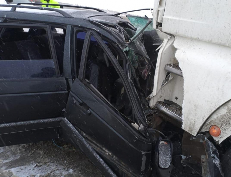 В Ярославской области в столкновении с фурой погиб водитель легковушки