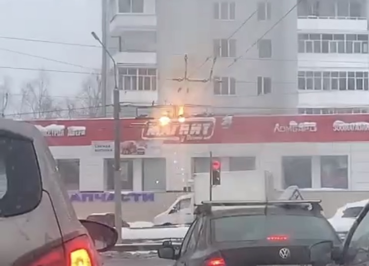 В Ярославле вспыхнули троллейбусные провода