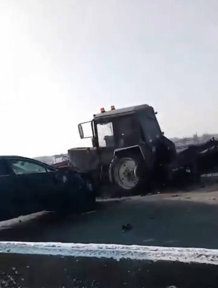 В Ярославле столкнулись два трактора, «Газель» и внедорожник – видео