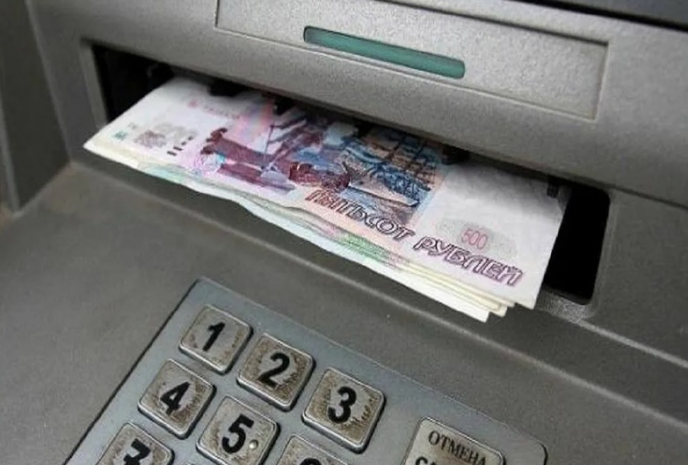 В Ярославле женщина украла деньги пенсионерки из банкомата