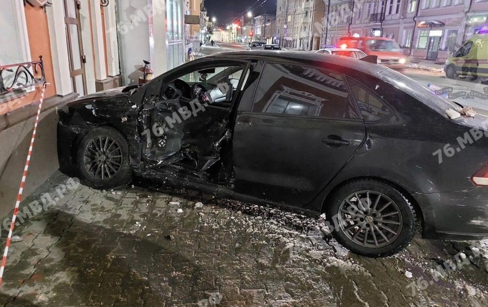 В центре Ярославля автомобиль врезался в здание
