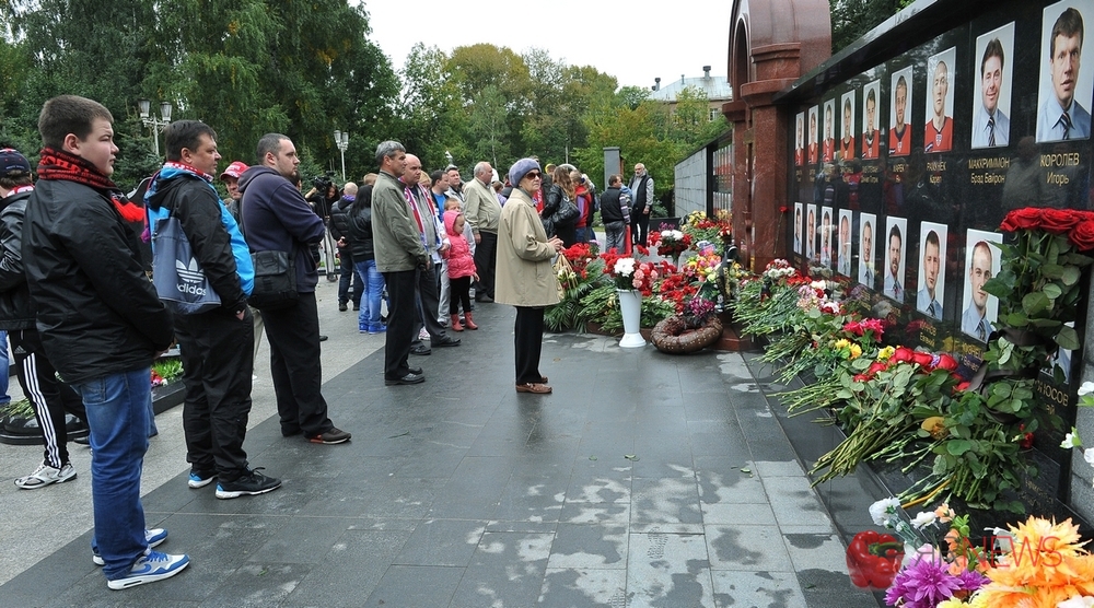 Жители Ярославля приходят сегодня на Леонтьевское кладбище почтить память погибших хоккеистов «Локомотива». С фото