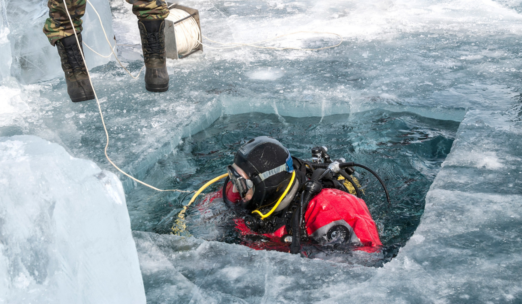 В Ярославской области водолазы ищут трех провалившихся под лёд мужчин