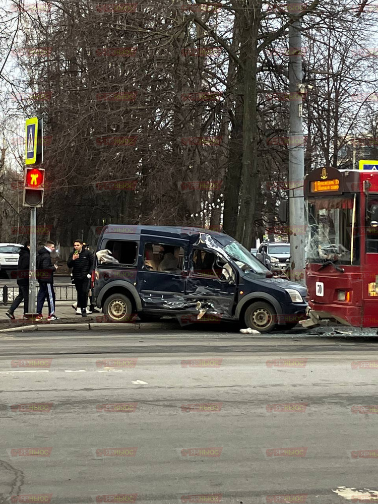 В центре Ярославля троллейбус столкнулся с легковым автомобилем