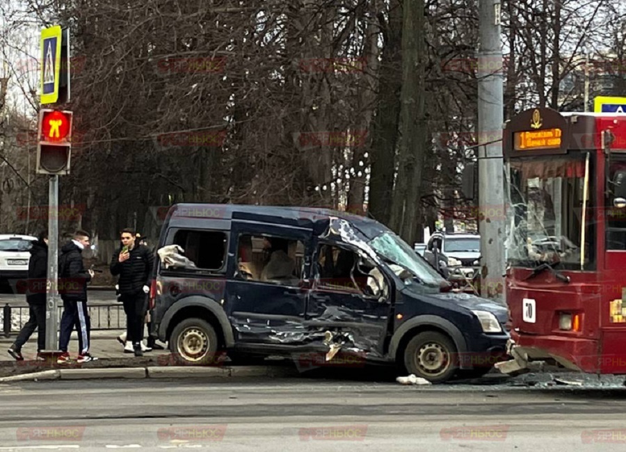В Ярославле в ДТП пострадала кондуктор «театрального» троллейбуса