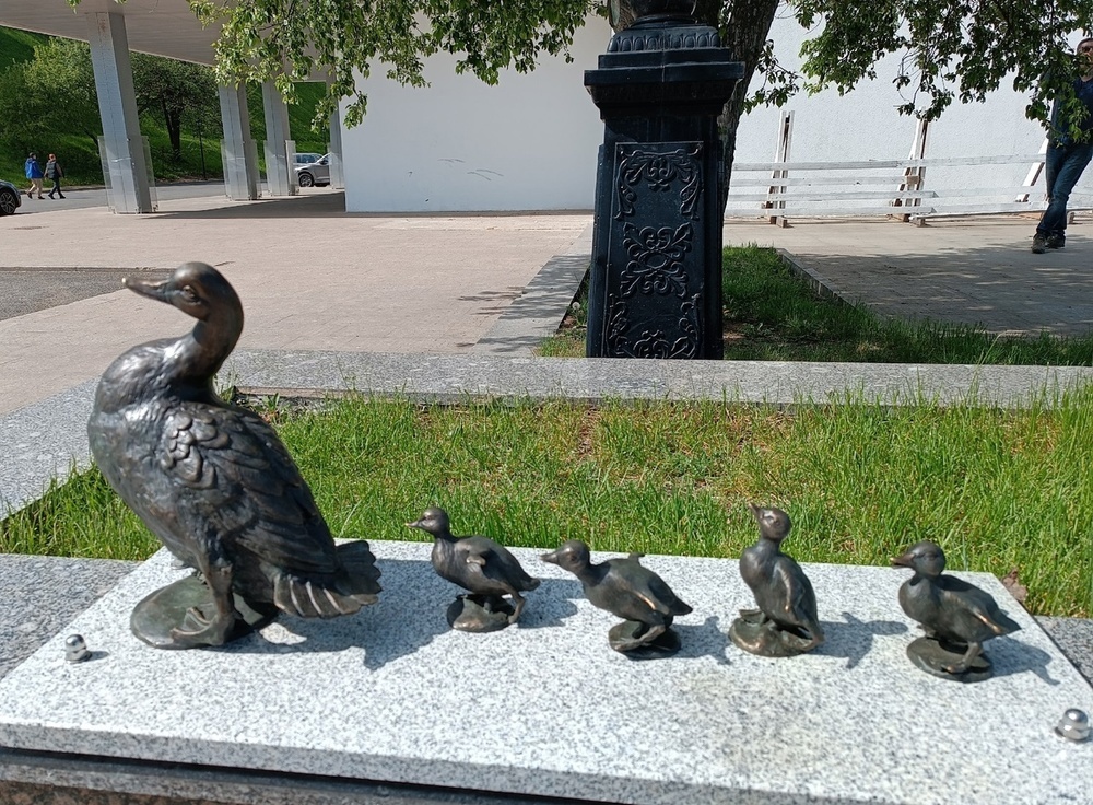 В Ярославле появилась скульптура утки с утятами