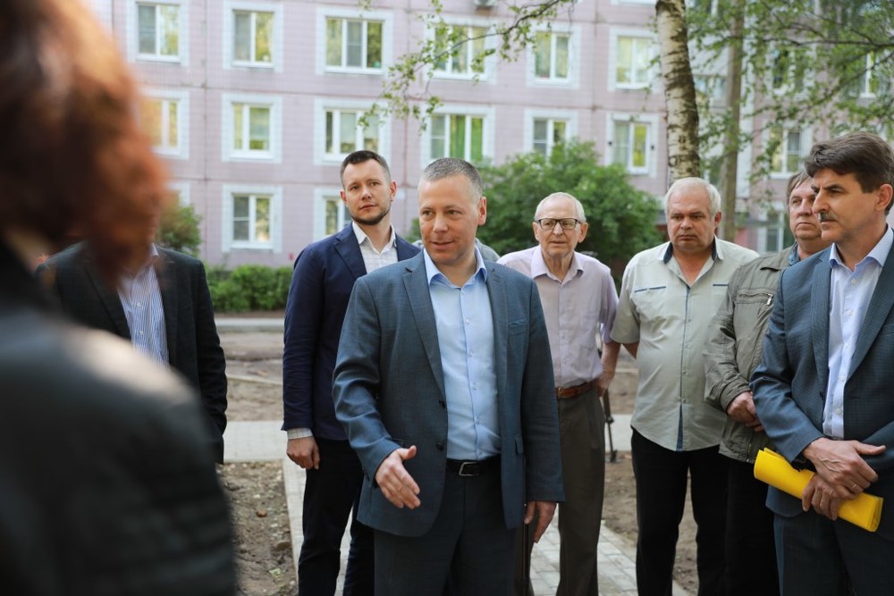 Губернатор проинспектировал благоустройство дворов в Заволжском районе Ярославля