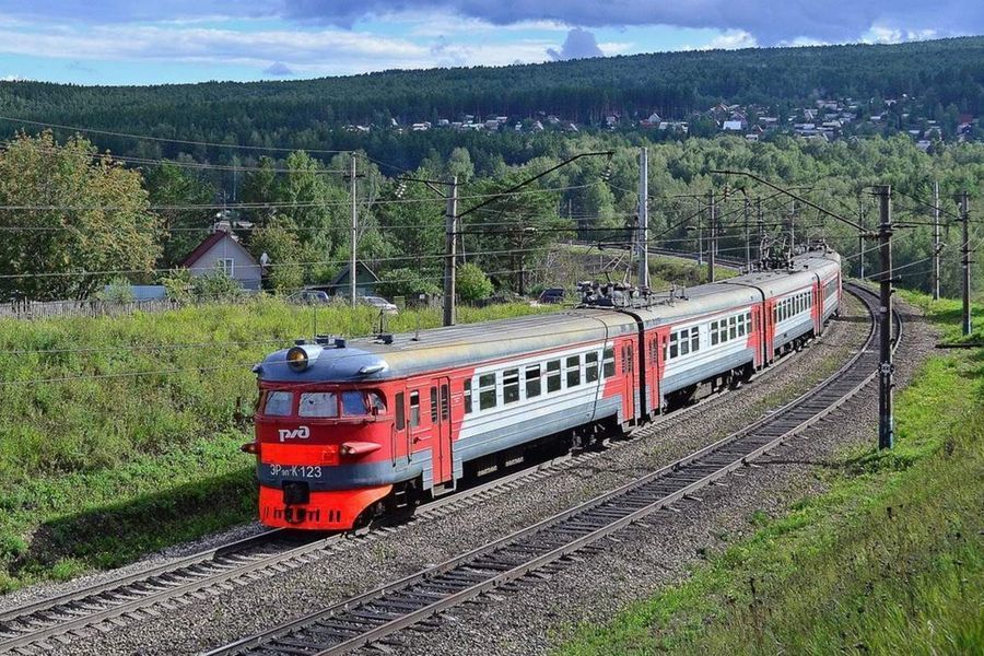 Ярославский пассажирский поезд простоял почти три часа в лесу под Переславлем