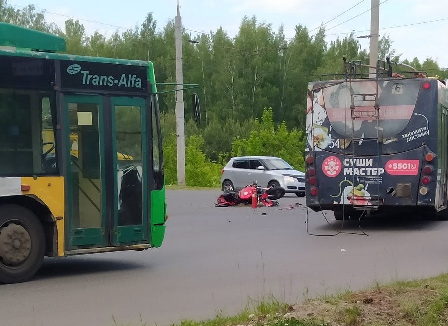 «Лежит без движения»: в Рыбинске мотоциклист влетел под троллейбус