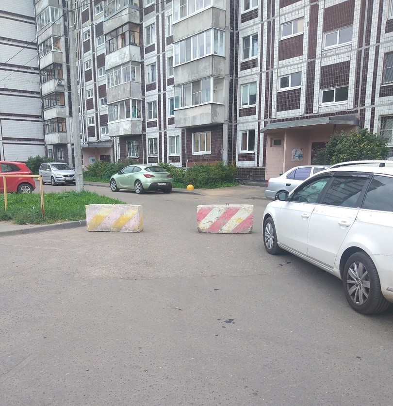 В Ярославле двор перекрыли блоками из-за желающих объехать пробку