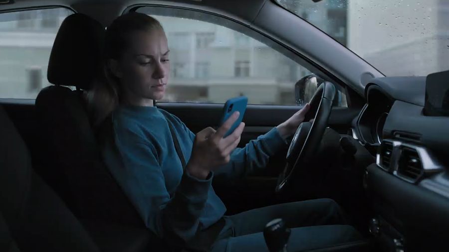 Госавтоинспекция призывает водителей отказаться от разговоров по мобильному телефону за рулем