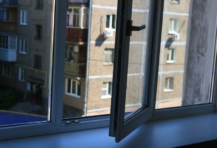 В Рыбинске девушка выпала из окна девятиэтажки