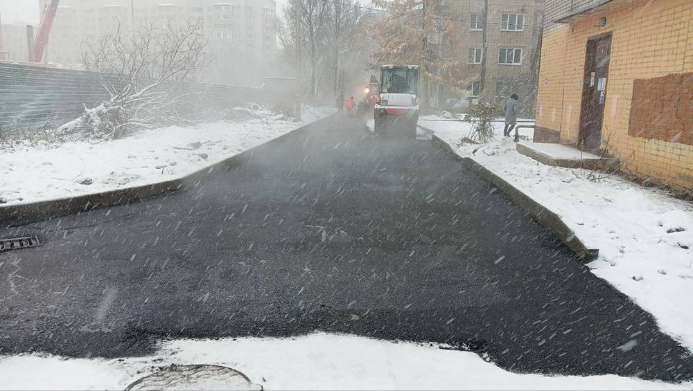 Ярославские подрядчики укладывают асфальт в снегопад