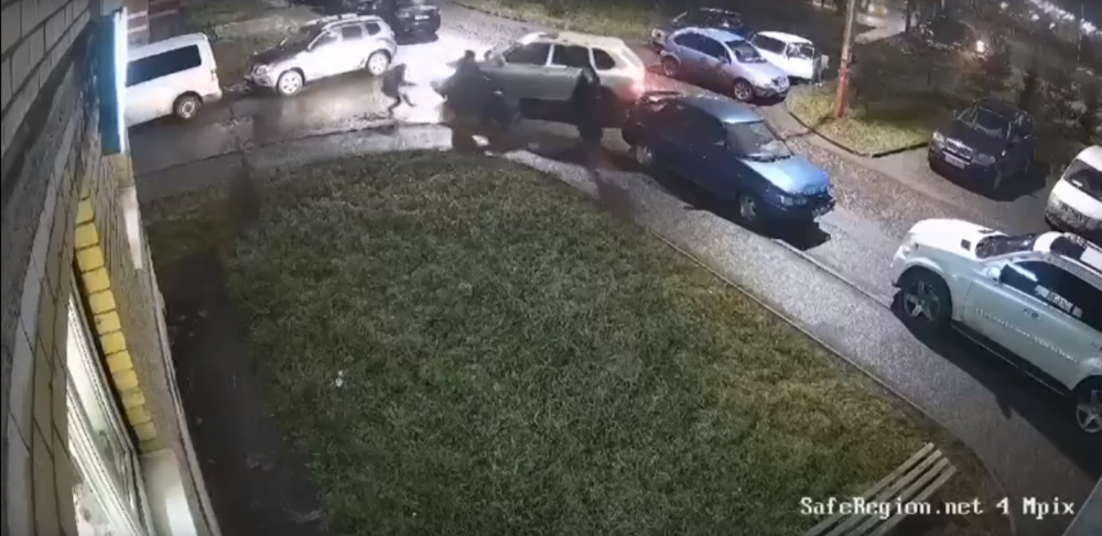 Опубликовано видео, как машина сбивает подростка в Ярославле