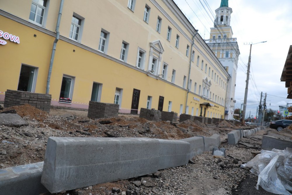 Мэра Ярославля попросили сделать тротуары у «башни со звездой»