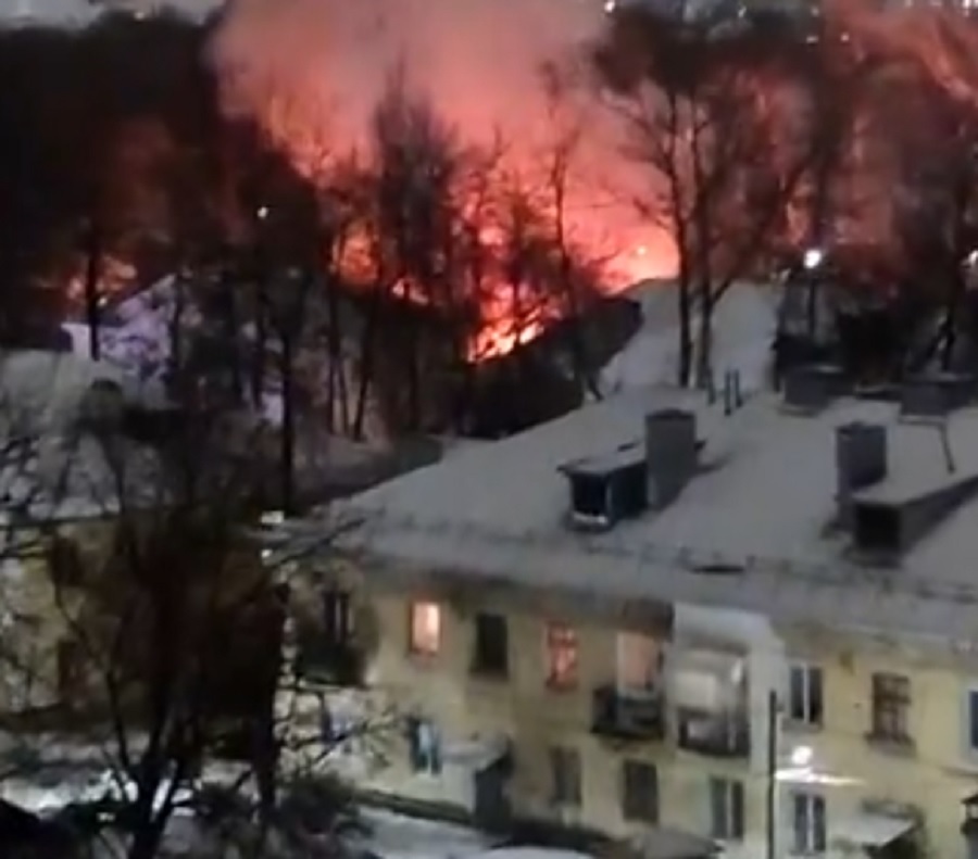 «Боялись, бахнет»: на Пятерке в Ярославле сгорели сараи
