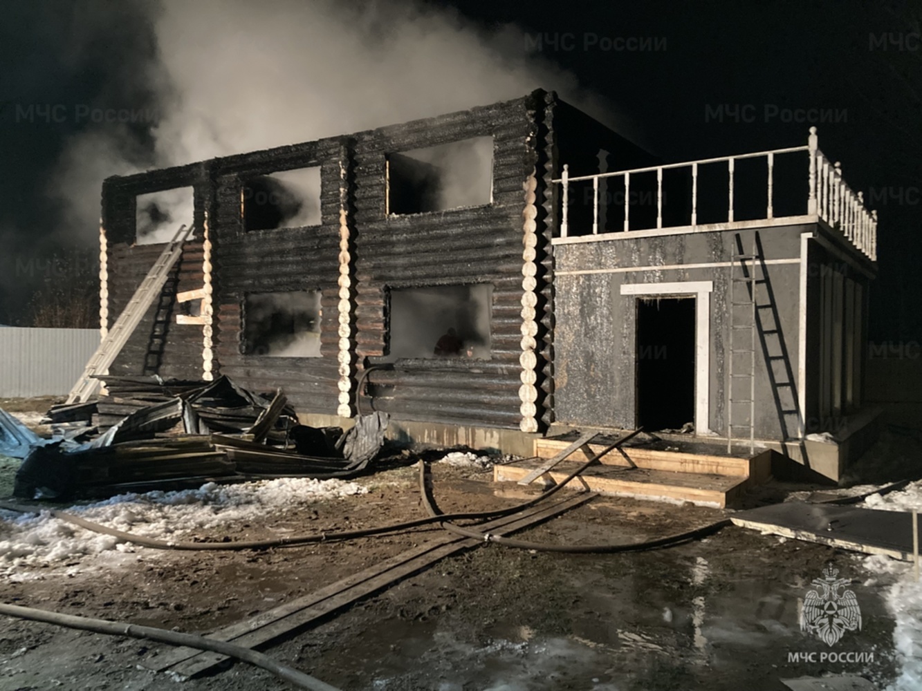 В Ярославском районе ночью сгорел коттедж