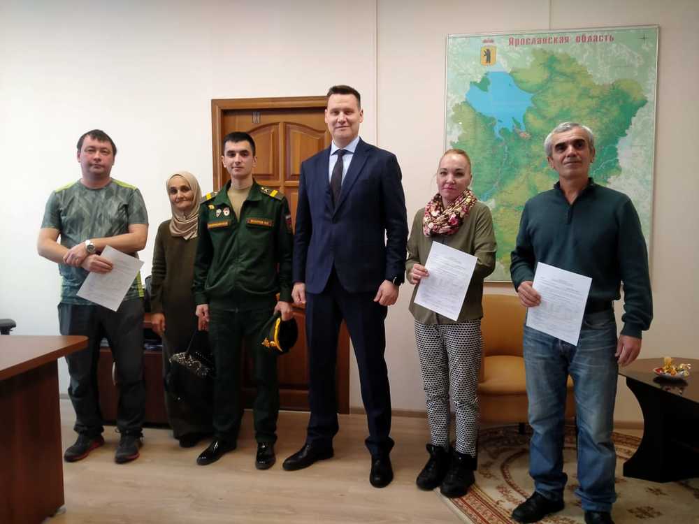 Ярославские семьи, в которых 8 и 9 детей, получили сертификаты на жилье