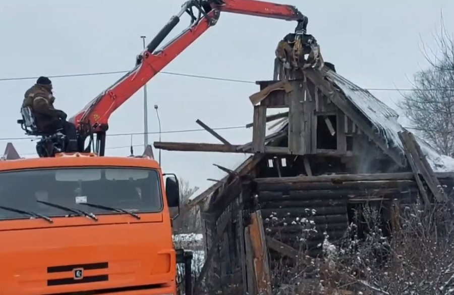 В Ростовском районе ломают заброшенные дома