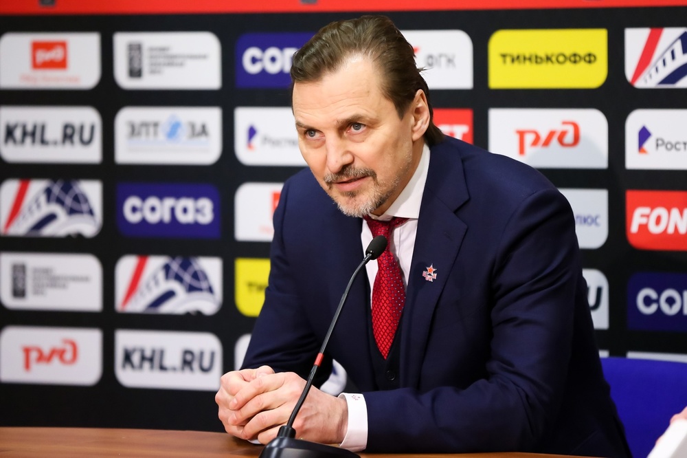 Тренер ЦСКА пожелал хоккеистам «спуститься с гор» в играх с «Локомотивом»