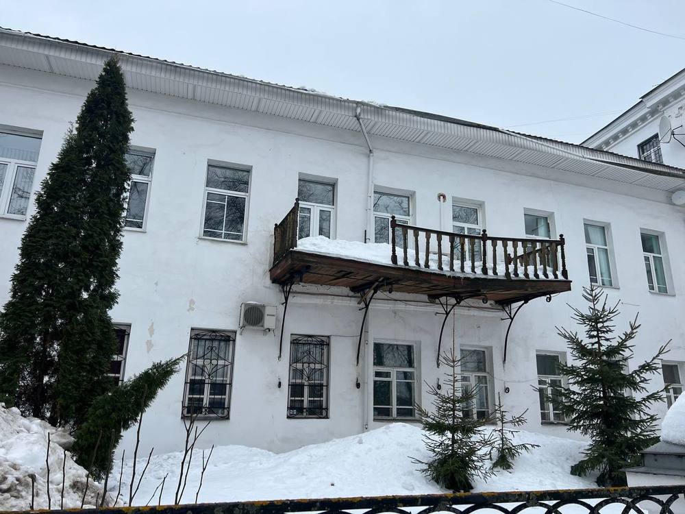 На Волжской набережной в Ярославле готов рухнуть балкон