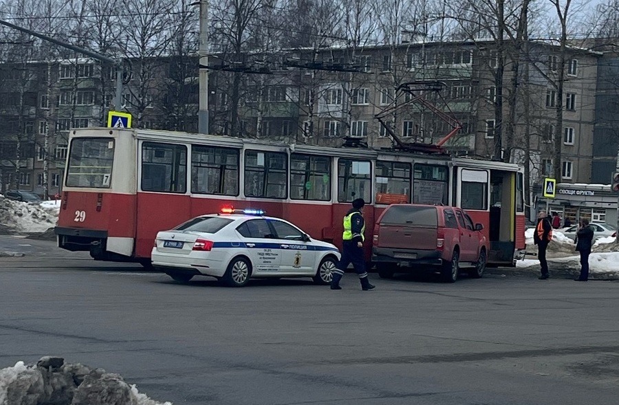 Появилось видео столкновения трамвая и легковушки в Ярославле