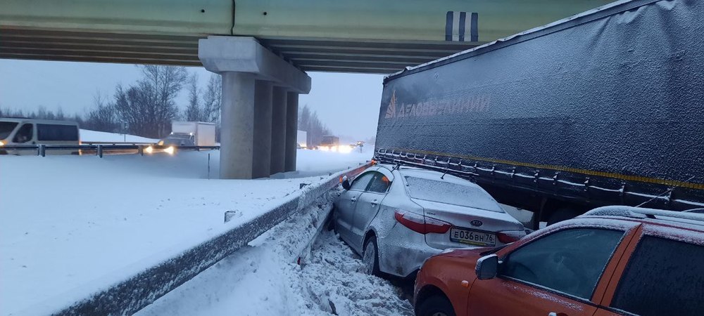 Появилось видео ДТП с грузовиком и бензовозом на въезде в Ярославль