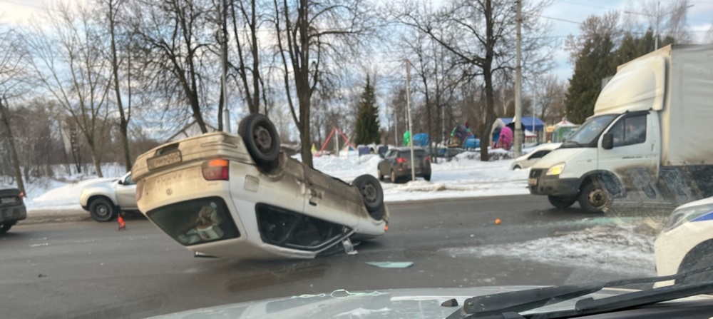 В Рыбинске перевернулась легковушка