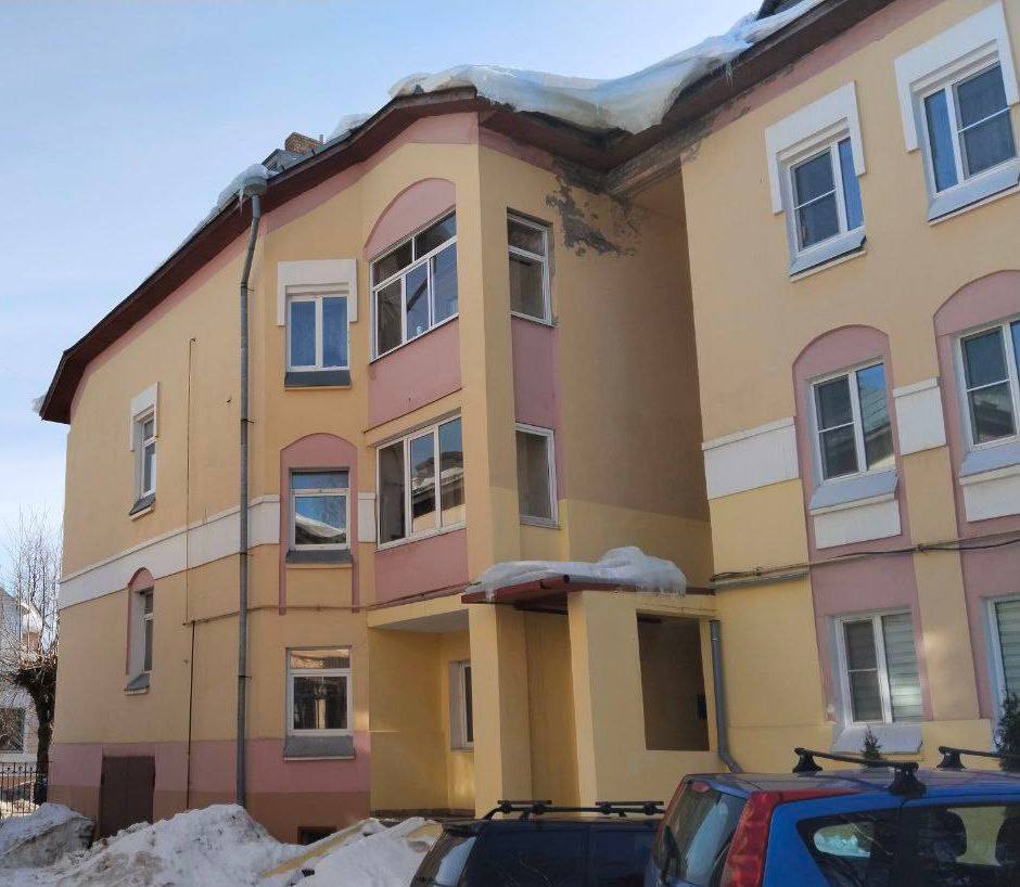 В центре Рыбинска на женщину с крыши сошел снег