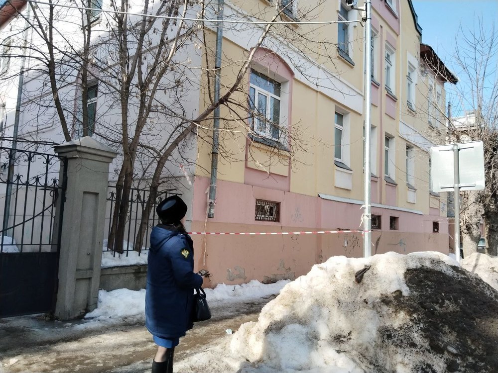 Прокуратура проверит факт падения снега на женщину в Рыбинске