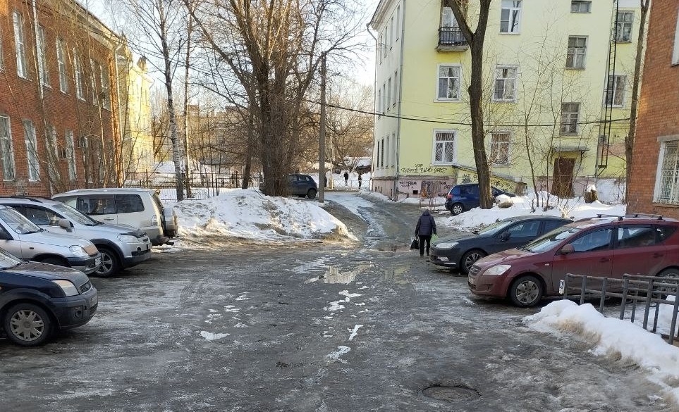 Ярославцы просят ликвидировать каток у поликлиники