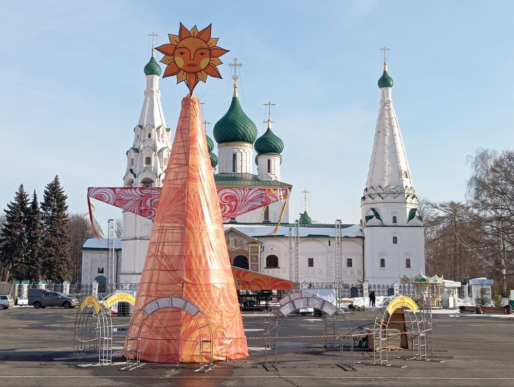 В Ярославле 15-тиметровую Масленицу поставили на каркас новогодней елки